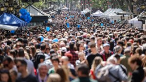 Barcelona recupera la totalidad de La Rambla en un Sant Jordi con más paradas que nunca