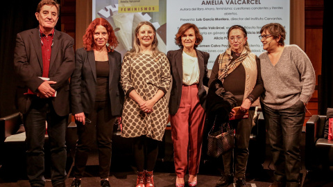 La filósofa feminista Amelia Valcárcel (segunda empezando por la derecha) durante la presentación de uno de sus libros.