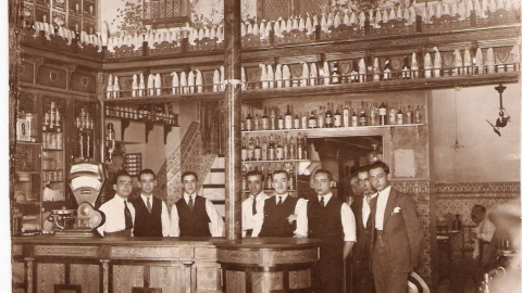 Varios camareros, tras la barra de Casa Cornelio en Sevilla.