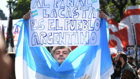 Protestas en Argentina contra en gobierno de Milei.