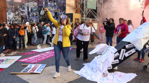 19-12-2023 Participants de la manifestació convocada pel sindicat Infermeres de Catalunya llançant la seva bata davant la Generalitat