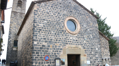 16/02/2022 - L'església vella de Castellfollit de la Roca, que ha immatriculat el consistori.