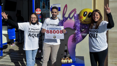 Los responsables de la administración de lotería nº 7 de Albacete celebran haber vendido décimos del Gordo.