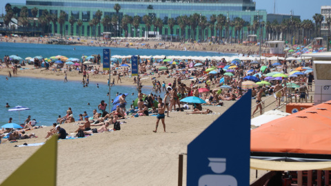 Platja de la Barceloneta l'endemà de la revetlla de Sant Joan de 2022