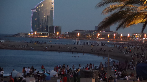 Imatge de la platja del Somorrostro a Barcelona amb l'Hotel Vela de fons la nit de Sant Joan.