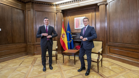 El presidente del Gobierno, Pedro Sánchez (i), y el líder del PP, Alberto Núñez Feijóo (d), durante una reunión, en el Congreso de los Diputados, a 22 de diciembre de 2023, en Madrid (España)