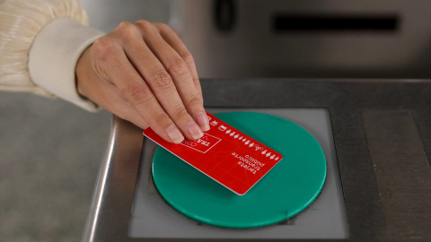 Una persona pasa su título de transporte para acceder a la estación de Sol, a 1 de septiembre de 2022, en Madrid.