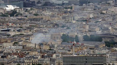 Imagen aérea de París tras la explosión que ha provocado el derrumbe de un edificio y varios incendios en el centro de París, a 21 de junio de 2023.