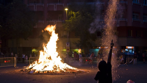 Una hoguera en Barcelona durante la pasada verbena de Sant Joan.