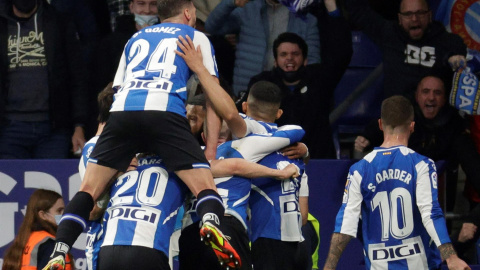 Los jugadores del Espayol celebran un gol ante el FC Barcelona junto a su afición el domingo 13 de febrero de 2022.