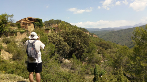 Agustí Hernández visitant un poble abandonat del País Valencià.