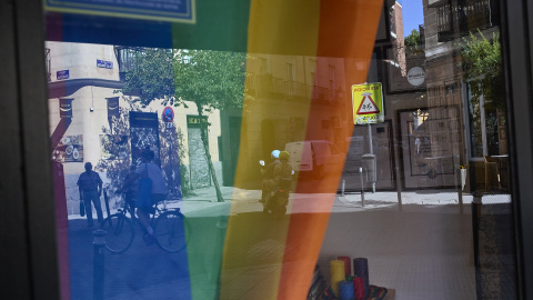 Bandera LGTBI en un escaparate del barrio de Chueca durante la celebración del Día Internacional del Orgullo LGTBI en 2021