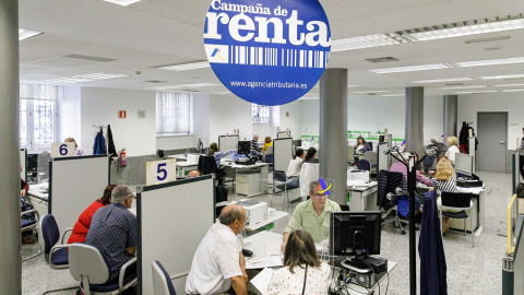 Varias personas son atendidas en la Agencia Tributaria para presentar la declaración de la renta correspondiente al ejercicio de 2022, en la Administración de Hacienda de Montalbán, a 1 de junio de 2023, en Madrid (España)