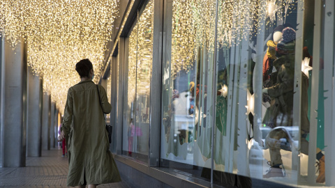 Un establecimiento de El Corte Inglés de Sevilla  decorado con las luces navideñas. E.P./María José López