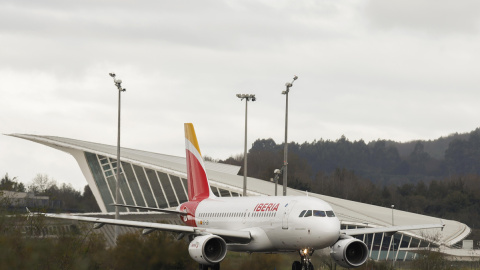 Imagen de archivo de un avión de Iberia en el aeropuerto de Bilbao