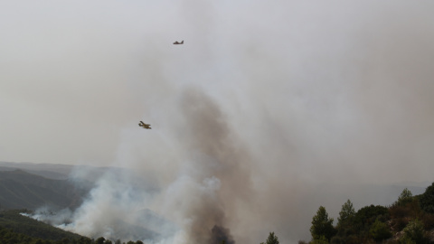 Tasques d'extinció del recent incendi de la Pobla de Massaluca, a la Terra Alta.