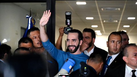 El presidente de El Salvador, Nayib Bukele, saluda cuando llega a la sede del Tribunal Supremo Electoral para registrarse para las próximas elecciones, en San Salvador, el 26 de octubre de 2023.