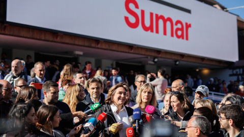 La alcaldesa de Barcelona, Ada Colau, atiende a los medios junto al presidente del grupo parlamentario de Unidas Podemos, Jaume Asens, y la líder de los Comuns en el Parlament, Jéssica Albiach, a su llegada el acto de la plataforma SUMAR,