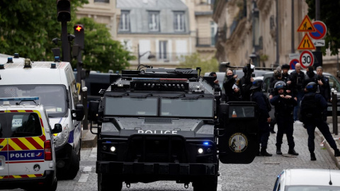 La policía francesa y miembros de las fuerzas policiales especiales  aseguran el área cerca del consulado de Irán, a 19 de abril de 2024, en París.