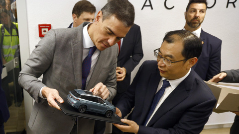 El presidente del Gobierno, Pedro Sánchez, junto al el vicepresidente de Chery Internacional, Zhang Guibing, tras la firma del acuerdo en Barcelona, a 19 de abril de 2024.