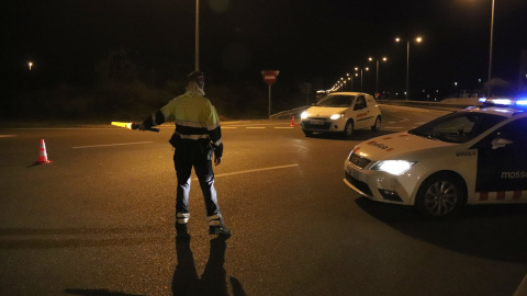 Un control dels Mossos d'Esquadra a la T-11, a Tarragona, minuts després d'entrar en vigor el toc de queda. Foto del 25 d'octubre del 2020.