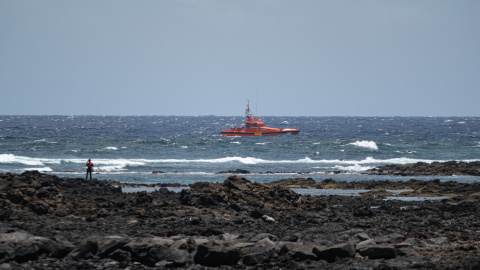 Barco en la costa de Lanzarote. Foto de archivo.