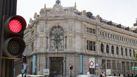 Un semáforo en rojo cerca del edificio del Banco de España, en el centro de  Madrid. E.P./Eduardo Parra