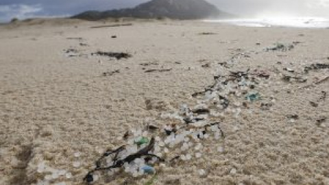 La Xunta activa un plan anticontaminación por los pellets de plástico que llenan las playas de Galicia