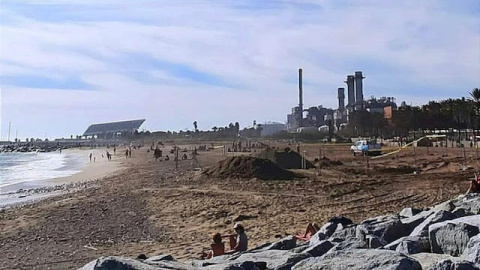 Imagen de la playa del Litoral el 8 de noviembre de 2020, mientras se ejecutaba la obra del cable subterráneo. Como puede verse, había personas en la playa mientras se excavaba