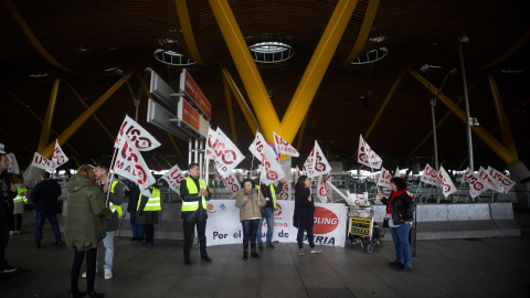 Varios trabajadores de Iberia protestan en el aeropuerto Adolfo Suárez Madrid-Barajas, a 5 de enero de 2024