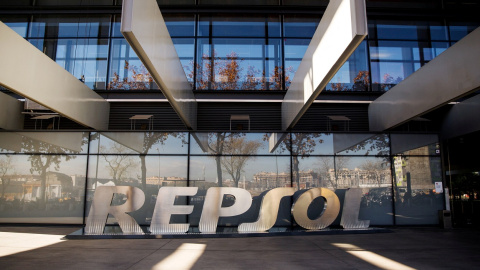 El logo de la petrolera Repsol en la entrada de su sede en Madrid. REUTERS/Andrea Comas