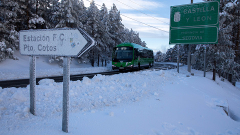 Un autocar en el Puerto de Cotos, a 7 de enero de 2024, en Madrid