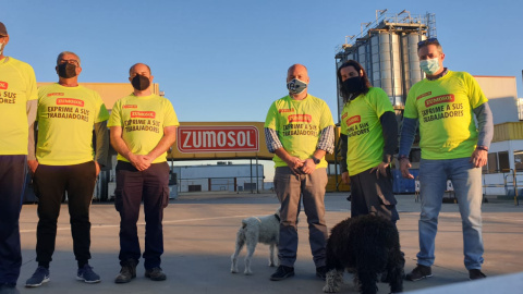 Personas con camisetas de protesta por la situación de los trabajadores de Zumosol