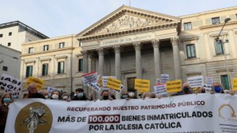 Un centenar de personas reclama ante el Congreso que la Iglesia devuelva todas sus inmatriculaciones