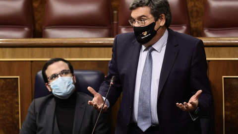 17/02/2022. El ministro de Inclusión, Seguridad Social y Migraciones, José Luis Escrivá durante una sesión en el Congreso.