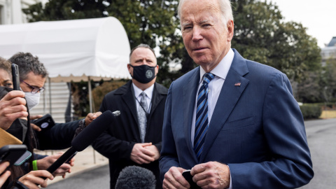 El presidente de los Estados Unidos, Joe Biden, habla con los medios de comunicación sobre la acumulación de Rusia en la frontera con Ucrania cuando sale de la Casa Blanca hacia Cleveland en Washington, DC, EE. UU., el 17 de febrero de 2022.