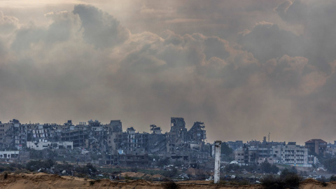 Una nube de humo se eleva sobre los edificios destruidos en Gaza mientras continúan los combates entre las tropas israelíes y Hamás, a 3/1/2024