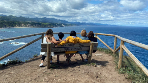 Mujeres-ocio: Un grupo de mujeres ante la costa asturian