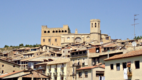 La iglesia de Santa María, en la que estaba destinado mosén Jesús, domina con el castillo el casco urbano de Valderrobres.