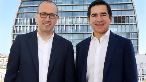 El consejero delegado de BBVA, Onur Genç, y el presidente del banco, Carlos Torres Vila, frente al edifico sede de BBVA en Madrid.