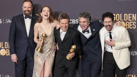 El director Yorgos Lanthimos, los actores Emma Stone, Willem Dafoe, Mark Ruffalo y Ramy Youssef durante los Globos de Oro, en California, a 7 de enero de 2024.