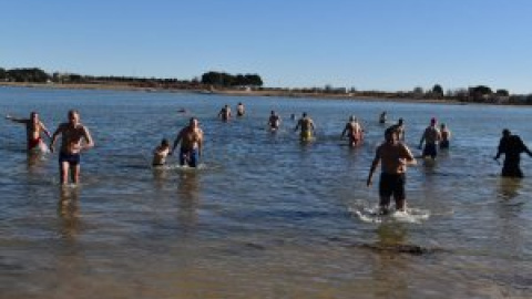 Más de una veintena de bañistas desafían al frío para apostar por la mejora de las Lagunas de Villafranca y su entorno