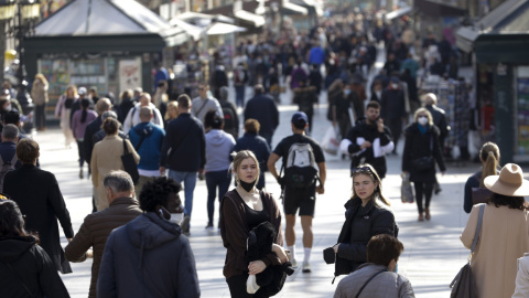 Varias personas pasean por la Rambla de Barcelona, a 10 de febrero de 2022.