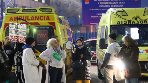 Vecinos y sanitarios de concentran a las puertas de Urgencias de La Paz, en Madrid, a 8 de enero de 2024.