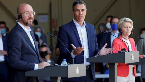 El presidente del Gobierno, Pedro Sánchez (c); la presidenta de la Comisión Europea (CE), Ursula von der Leyen (d), y el presidente del Consejo Europeo, Charles Michel (i), intervienen en su visita al centro de acogida de ciudadanos europeos y colaborad