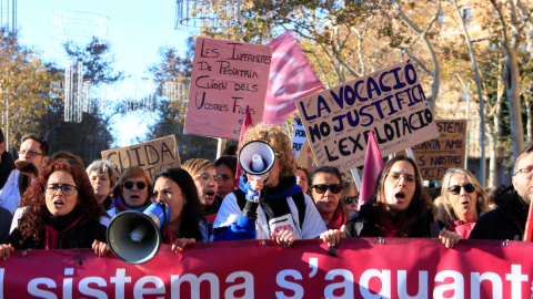 Participants a la manifestació convocada per Infermeres de Catalunya, en el marc d’una vaga indefinida, a plaça d’Universitat de Barcelona