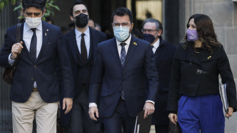 El presidente de la Generalitat, Pere Aragonés, acompañado por el vicepresidente, Jordi Puigneró (i), y la consellera de la Presidencia, Laura Vilagrá (d), a su llegada a la reunión semanal del gobierno catalán, un día después de la conferencia de