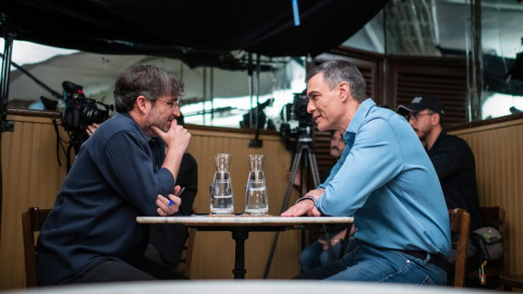 El presidente del Gobierno, Pedro Sánchez, junto al periodista Jordi Évole durante la entrevista.