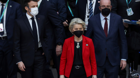 El presidente del Consejo Europeo, Charles Michel, el presidente francés, Emmanuel Macron, y la presidenta de la Comisión Europea, Ursula von der Leyen, participan en una cumbre Unión Europea