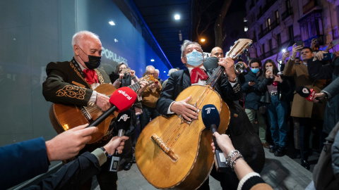 Dos mariachis tocan durante una manifestación en apoyo a la presidenta de la Comunidad de Madrid, Isabel Díaz Ayuso, frente de la sede del Partido Popular en la calle Génova